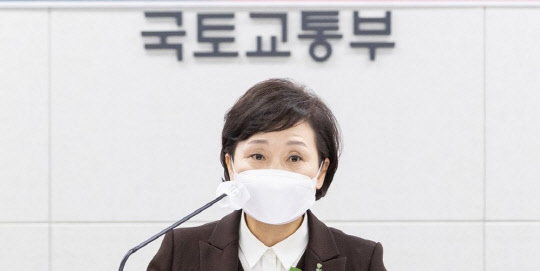 김현미(사진) 국토부 장관이 28일 열린 이임식에서 이임사하고 있다. <연합뉴스>